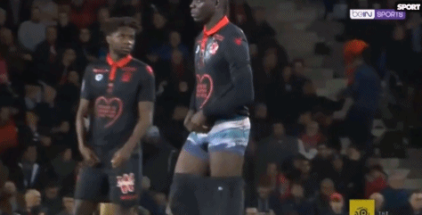 董路：中国是世界上最不热爱足球的人!球员不爱足球,就是干活挣钱（董路：国人或是最不爱足球的一群，球员把踢球当成挣钱的活）