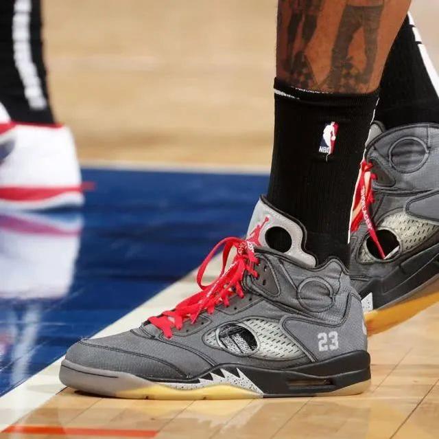 胖了？美媒晒浓眉训练图配文：浓眉的肚子从衣服里露出来了！（胖了吗？美媒晒浓眉训练照：衣摆上翻，腹部露出！）