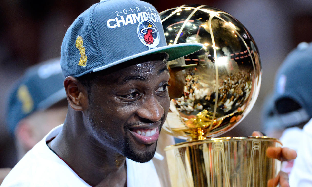 心情真不错！威少赛后戴墨镜参加发布会 貌似还带着一副双节棍（心情大好！威少赛后戴墨镜亮相发布会 疑似携带双节棍）