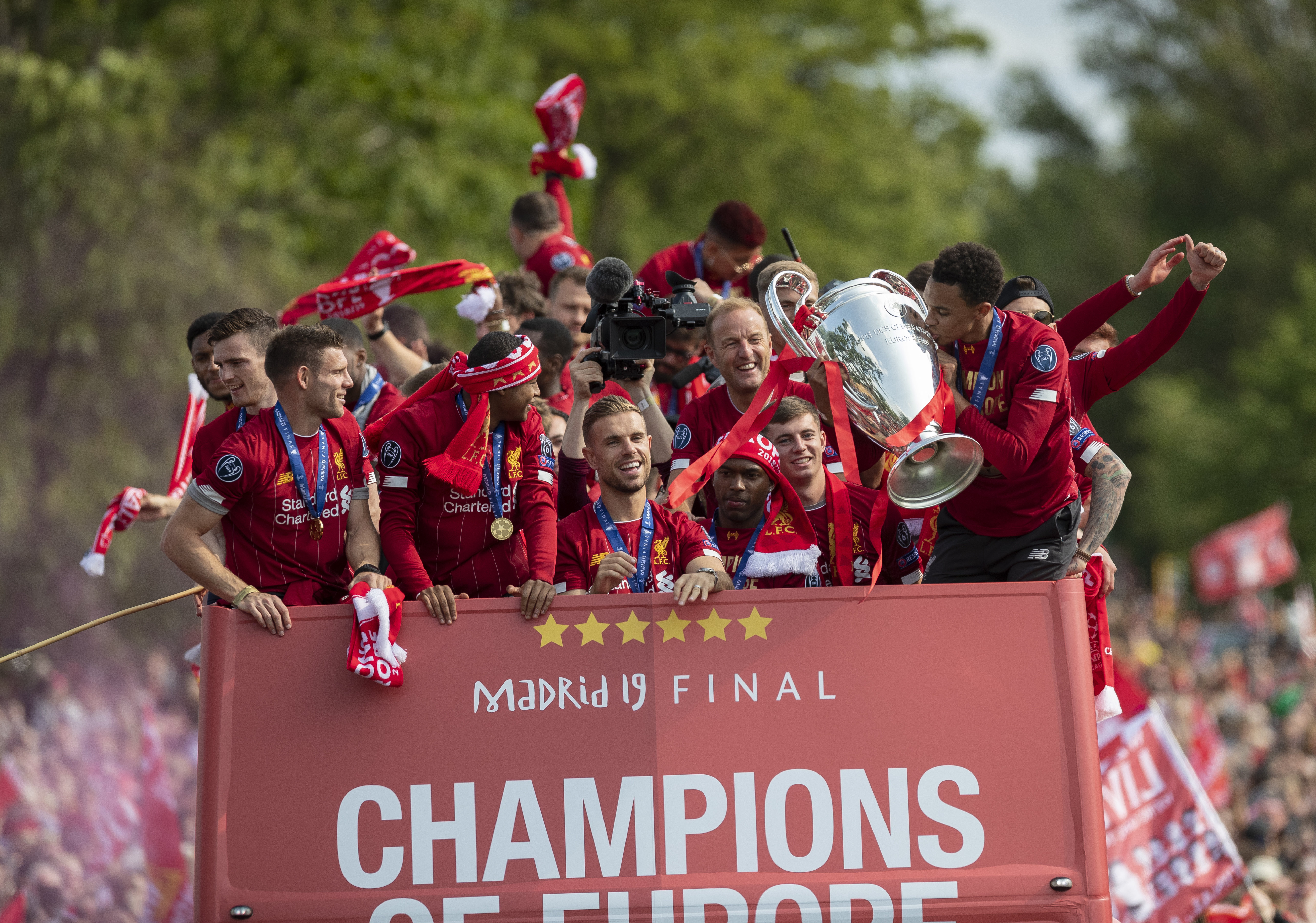 还是那么准！小巴里·布朗连中三记三分球打停山东（三分雨来袭！小巴里·布朗连中三记三分逼停山东队）