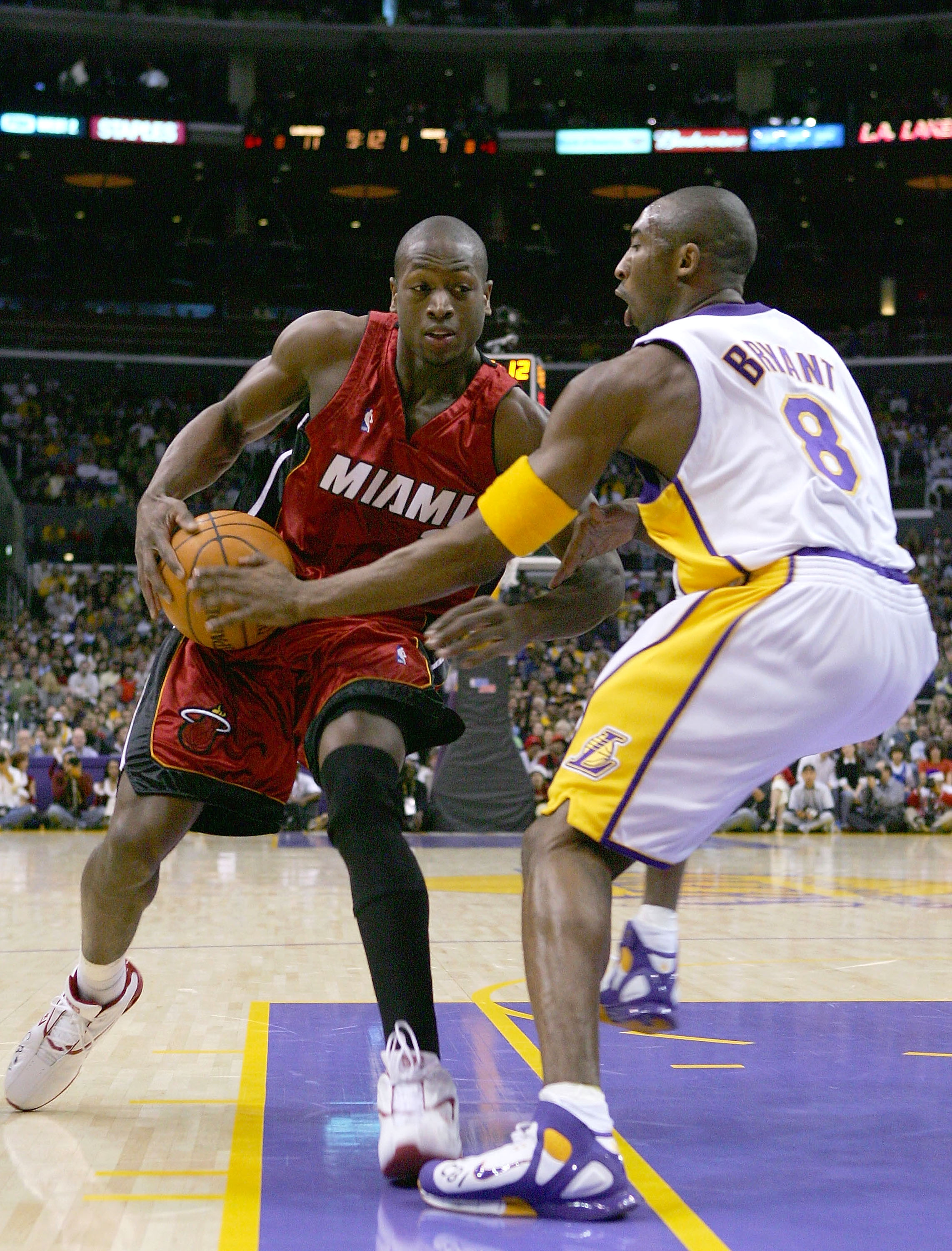 B费：留在曼联是因相信能在这赢得荣誉；和裁判摊手是沟通习惯（B费：留队曼联因坚信能在此赢得荣誉；向裁判摊手只是沟通方式）