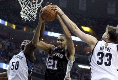 唐斯中路突破，展现惊人爆发力（唐斯中路强突，爆发力惊艳全场）