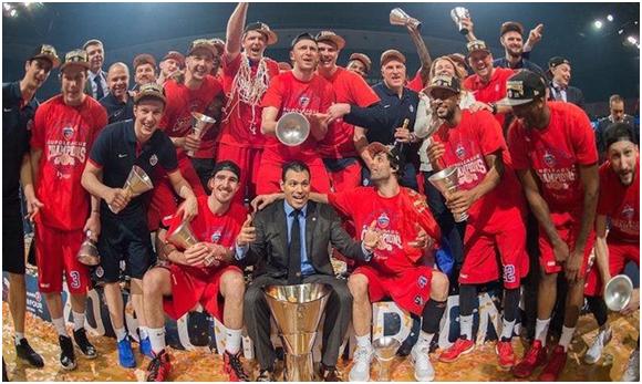 套娃，久保建英坐在涩谷的大久保建英像下握着一个小久保建英（久保建英坐在涩谷自己的巨型雕像下，手握迷你版的自己）