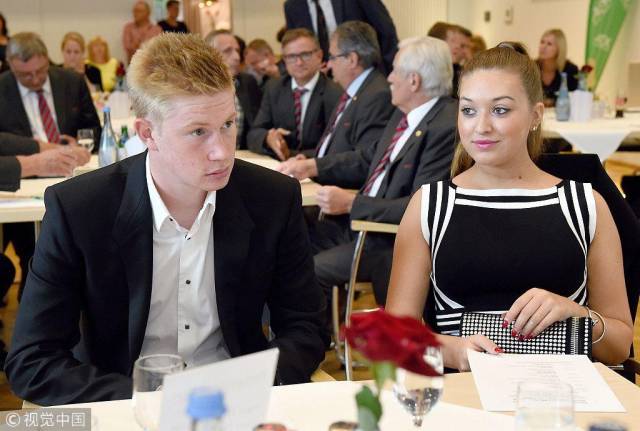 TA：范德芬的速度和力量令人难以置信；西蒙斯表现堪称完美（TA评：范德芬速度与力量惊人，西蒙斯发挥无可挑剔）